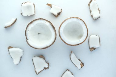 Masa örtüsünün üzerinde bir dilim taze hindistan cevizi. 