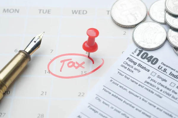 Concepto de día de impuestos con círculo rojo en la fecha del calendario y declaración de impuestos en la tabla —  Fotos de Stock