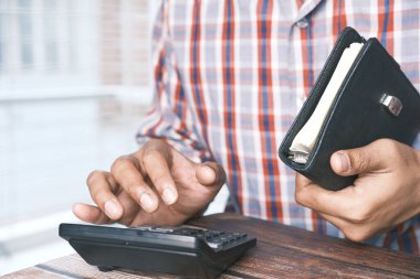 Hesap makinesi kullanarak insan elini kapat 