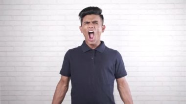  Genç adam çok mutlu ve heyecanlı.