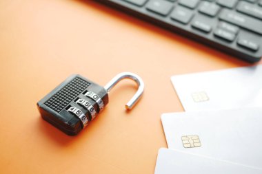 Kredi kartındaki asma kilit, İnternet veri gizlilik bilgisi güvenlik kavramı