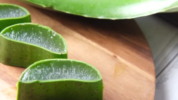 Primo piano Aloe vera fresca affettata su un tagliere — Video Stock