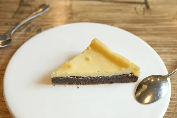 Scheibe Käsekuchen auf Teller auf Tisch — Stockfoto