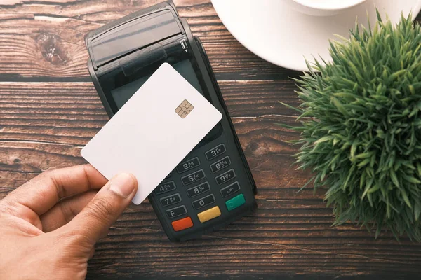Kontaktløs betaling koncept med unge mand betaler med kreditkort - Stock-foto