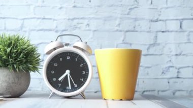  kahve fincanı ve saat masaya yakın. 