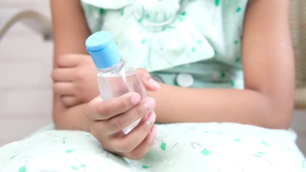 Bambino mano tenendo gel igienizzante mentre si trova — Video Stock