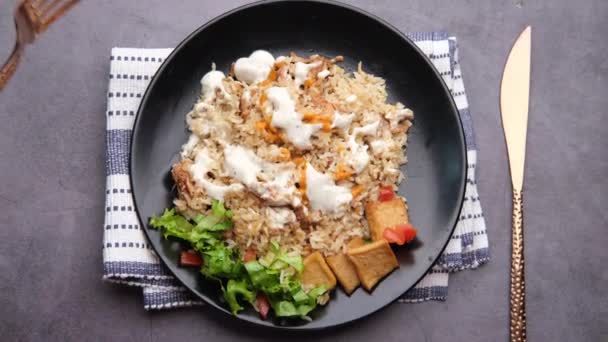 Rebanada de pollo, arroz y ensalada de verduras frescas sobre fondo negro . — Vídeo de stock