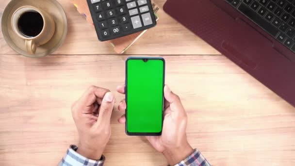 Плоская композиция руки с помощью смартфона на рабочем столе — стоковое видео