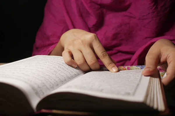 Musulmanes mano lectura quran en la noche — Foto de Stock