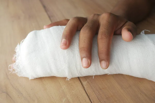 Mano dolorante ferita con benda — Foto Stock