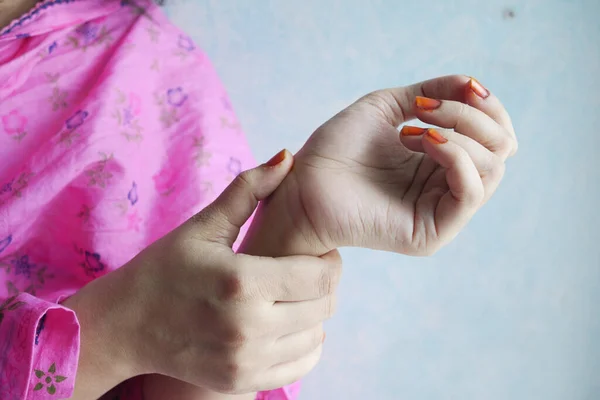 Junge Frauen leiden unter Schmerzen am Handgelenk, — Stockfoto