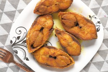 Tabaktaki pişmiş ilsha balığını yakın. 