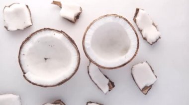 Masa örtüsünün üzerinde bir dilim taze hindistan cevizi. 