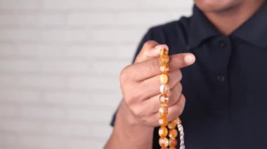 Müslüman adam Ramazan 'da dua ederken el ele tutuşup yaklaş. 