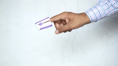 Nabız oksimetresi kullanarak insan elini kapat