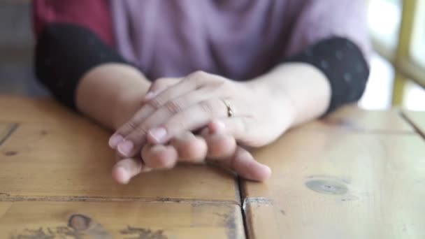 Вдумчивые женские руки с обручальным кольцом — стоковое видео