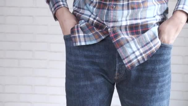 Mladý muž ukazuje prázdné kapsy kalhot s kopírovacím prostorem — Stock video