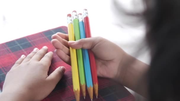Mädchen hält viele Farbstifte in der Hand — Stockvideo