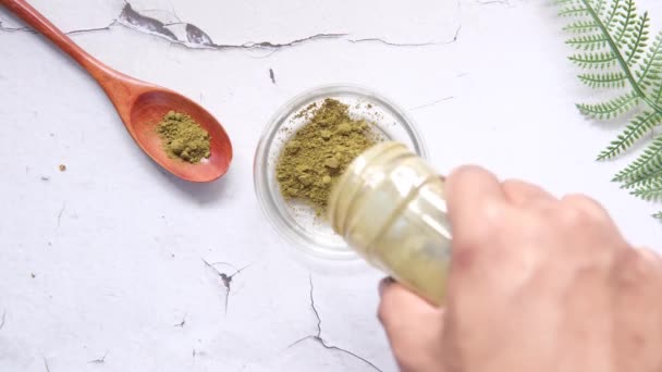 El cuenco de madera con henna rehidratada en la mesa — Vídeo de stock
