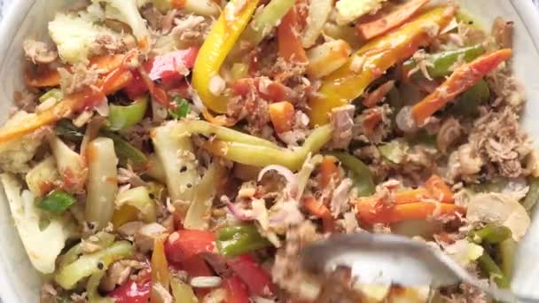 Primer plano de ensalada de verduras caseras en el plato — Vídeo de stock