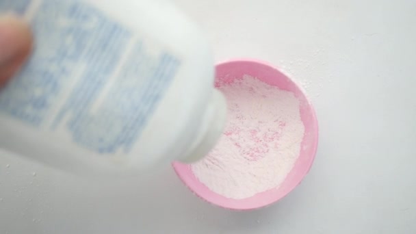 Vista superior de Baby Powder sobre fondo blanco — Vídeos de Stock