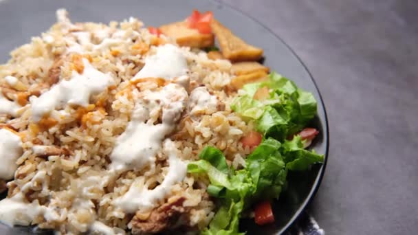 桌上放上鸡片、米饭和新鲜蔬菜沙拉. — 图库视频影像