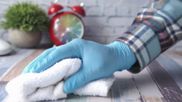 Ręka w niebieskie rękawice gumowe stół czyszczący z tkaniny — Wideo stockowe