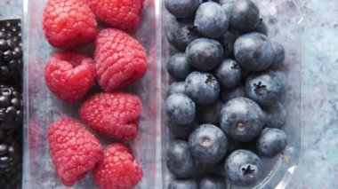 Böğürtlen meyvelerini paketleyin.,