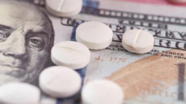 Masamızdaki sağlık sigortası konsepti dolar, konteyner ve haplar. 