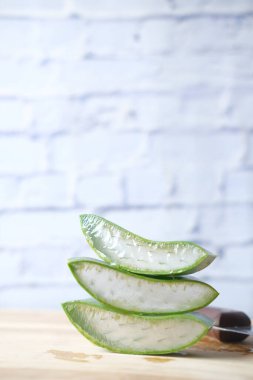 Yakın plan taze Aloe vera doğrama tahtasının üzerinde dilimlenmiş.