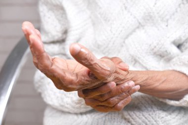 Sandalyeye oturttuğum yaşlı bir insanın elini kapat. 