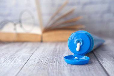 Yüz kremini bir kapta kapat 