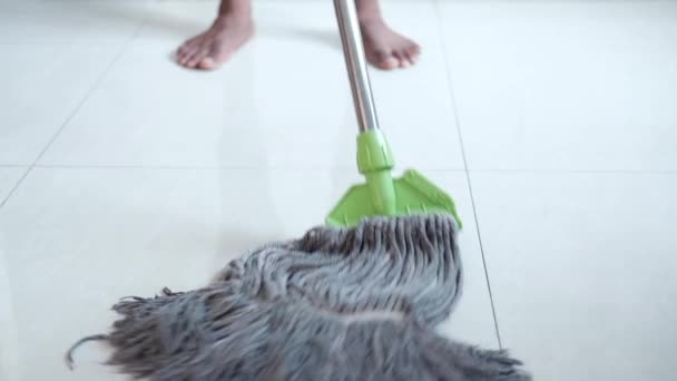 Tegelvloer reinigen met dweil — Stockvideo