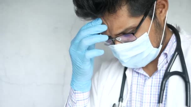 Депрессивный грустный доктор закрывает лицо руками — стоковое видео