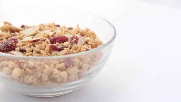 Müsli-Frühstück in Schüssel auf weißem Hintergrund — Stockvideo