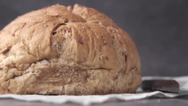 Runt brunt bakat bröd på hackbrädan — Stockvideo