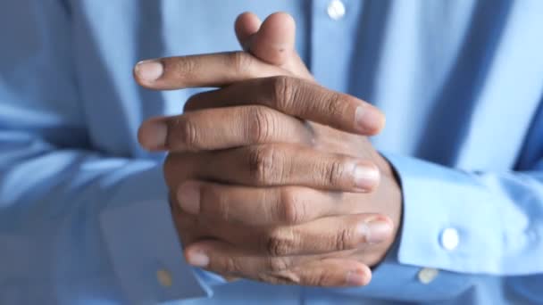 Una mano de hombre joven nervioso — Vídeos de Stock