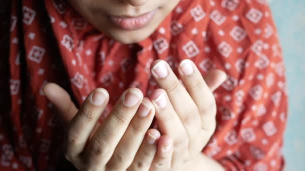 Mujeres musulmanas no reconocidas orando en ramadán — Vídeo de stock