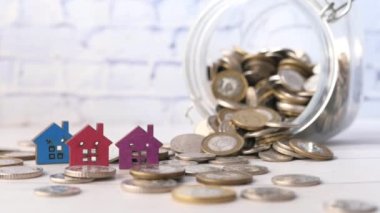Masadaki madeni para yığını, ev kredisi konsepti. 