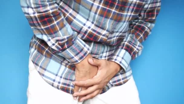 Le concept de problème de prostate et de vessie, douleur à l'entrejambe d'un jeune — Video