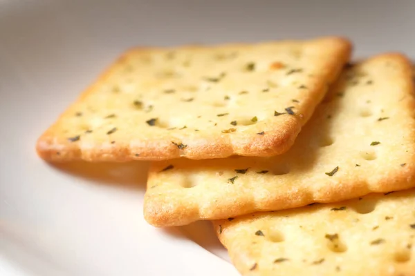 Perto de biscoitos doces na mesa de madeira — Fotografia de Stock