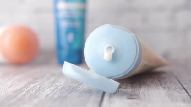 Gros plan de crème pour le visage dans un récipient — Video