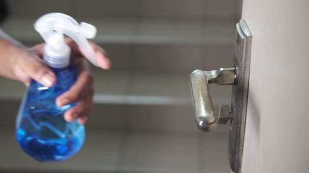Mão em luvas de limpeza maçaneta da porta com álcool — Vídeo de Stock