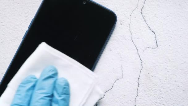 Очистка дисплея мобильного телефона для предотвращения вируса — стоковое видео