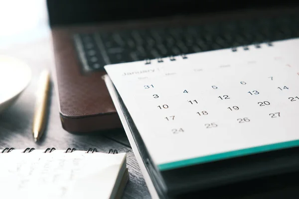 Enero mes en el calendario en el escritorio de la oficina —  Fotos de Stock
