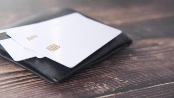 Nahaufnahme von Kreditkarten in einer Brieftasche auf Holzgrund — Stockvideo