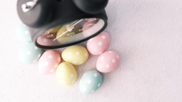 Concepto de Pascua con huevo y un reloj en la mesa — Vídeo de stock
