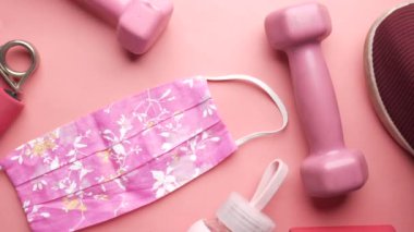  Pembe dambıl, su şişesi ve ev yapımı pembe maske. 