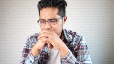 Bunalımlı adam kendini hasta hissediyor ve maddi sorunları için endişeli.