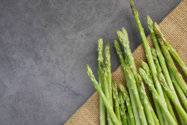 Siyah arka planda kuşkonmaz yeşili. Yakın plan. ,